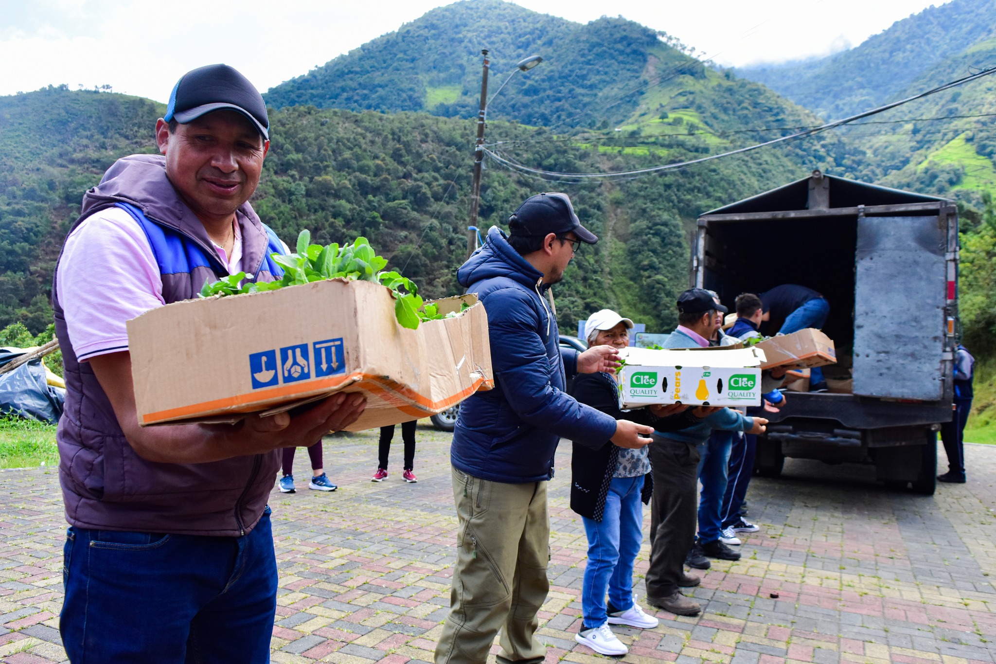 Entrega de insumos en Amaluza, Azuay